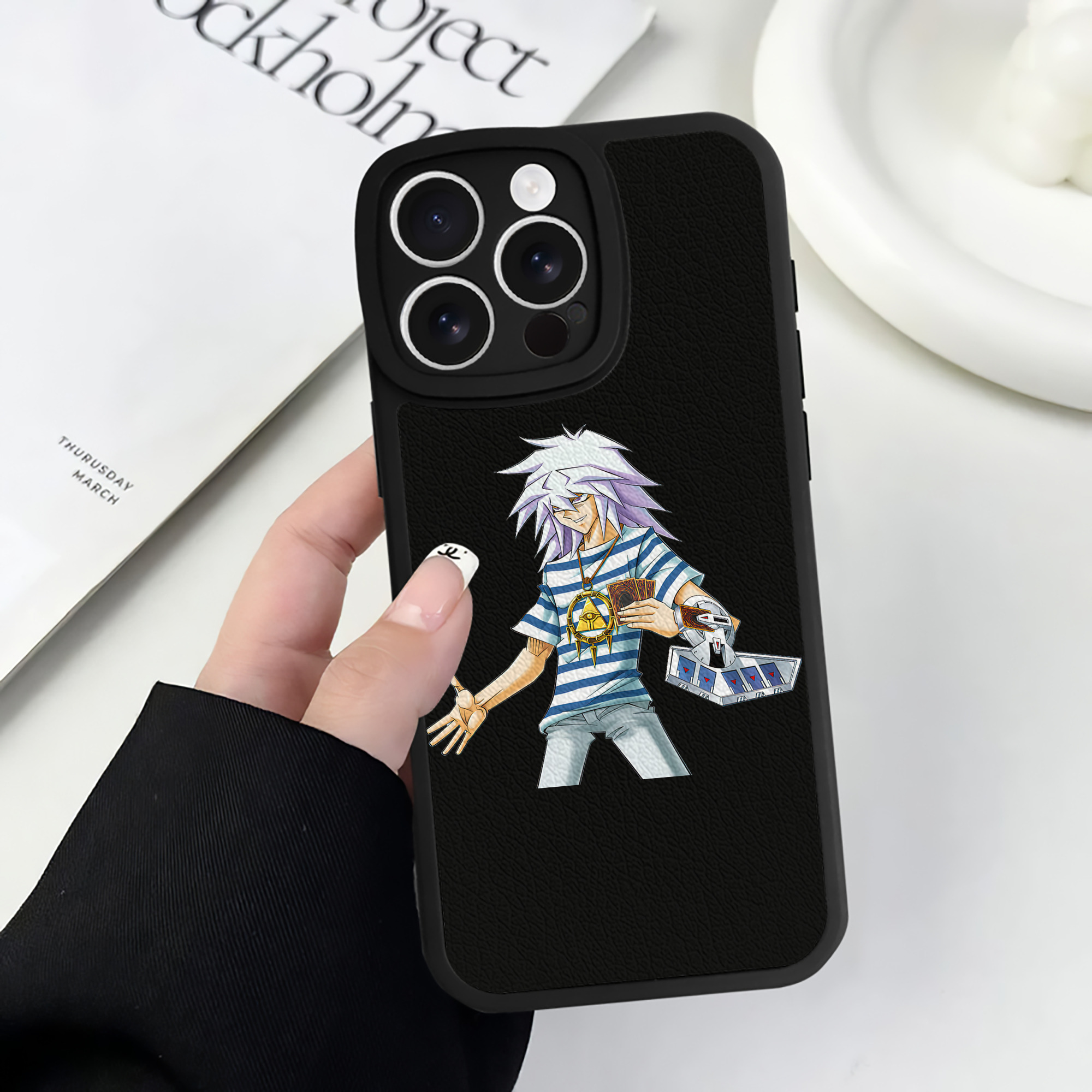 （画像用） 遊☆戯☆王 Yu-Gi-Oh! 【iPhone 16シリーズ対応】シリコンスマホケース（レザー調） 材質：シリコン